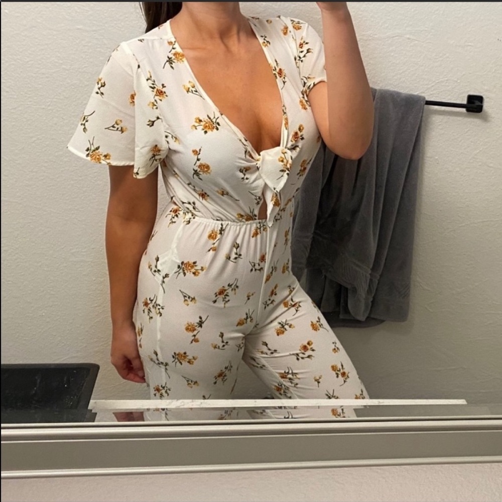 ❌SOLD❌NWOT Forever 21 White Floral Jumpsuit - Picture 2 of 5